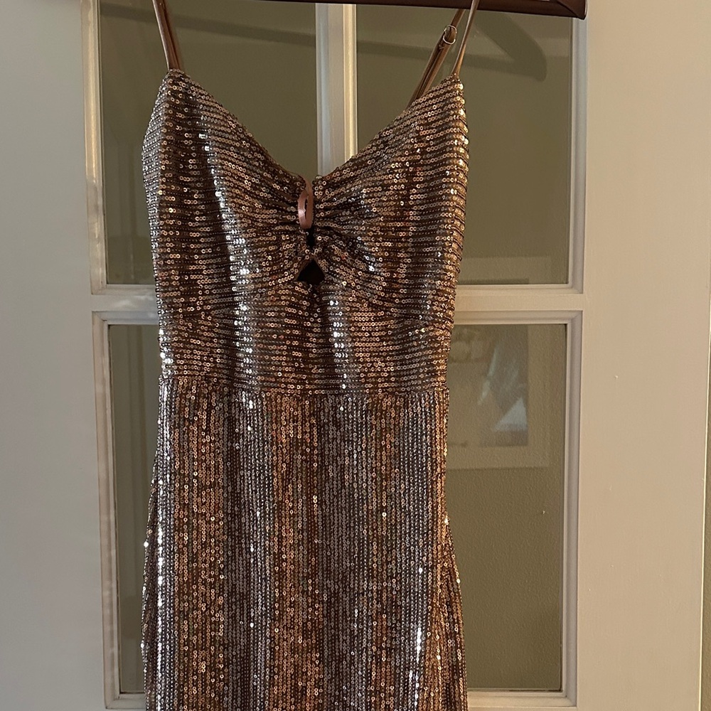 Elegant Sequin Dress in Shimmering Gold with slit
